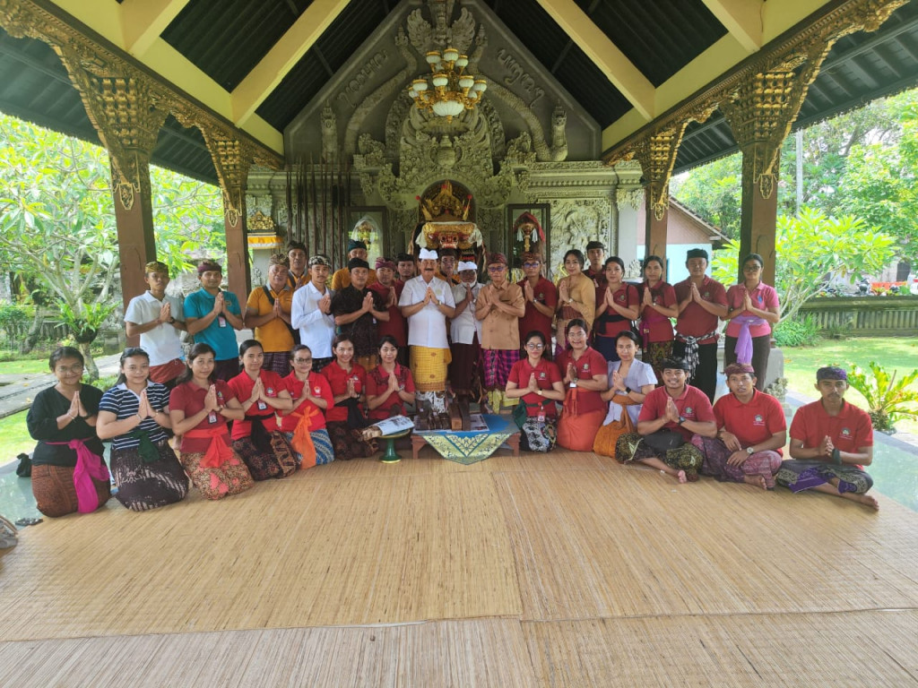 Diskerpus Badung melakukan preservasi Lontar di Puri Mengwi